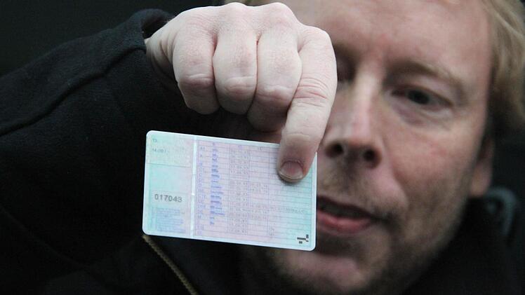 Dominik Weber zeigt seinen Führerschein, der ihn in den vergangenen Wochen viele Nerven gekostet hat. Noch steht keine 95 darin.