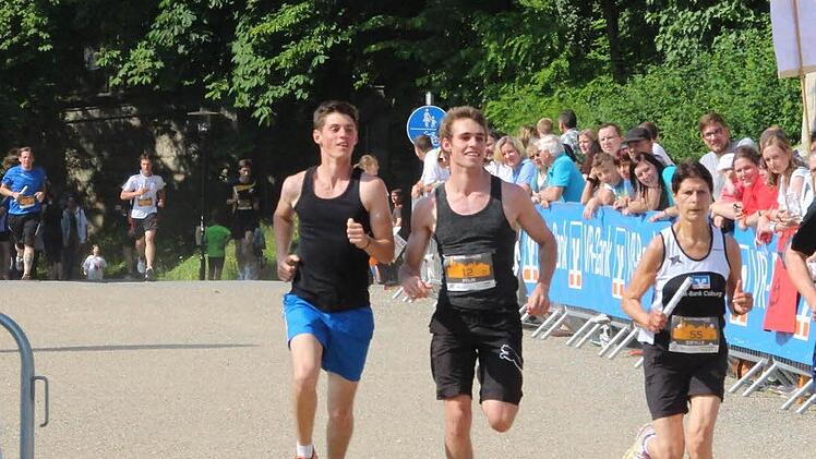 Gemeinsam ins Ziel: diie Siegerstaffel vom TV 1848.