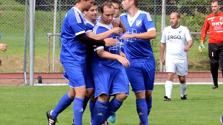 Alle kommen zum Gratulieren: Die Pretzfelder herzen Michael Streibel, der per Freistoß-Tor soeben für die 2:1-Führung beim TSV Ebermannstadt II in der A-Klasse 3 gesorgt hat.
