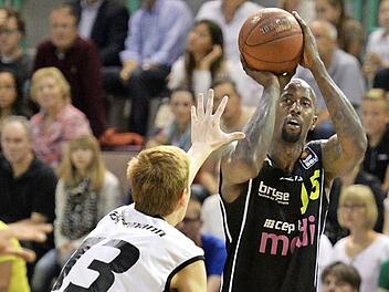 Brandon Bowman (rechts) erzielte gegen Jena 15 Punkte. Links der Jenaer Voigtmann. Foto: Peter Mularczyk
