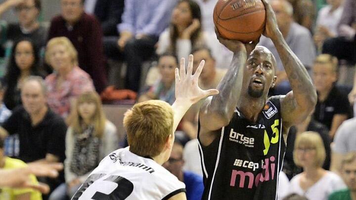 Brandon Bowman (rechts) erzielte gegen Jena 15 Punkte. Links der Jenaer Voigtmann. Foto: Peter Mularczyk