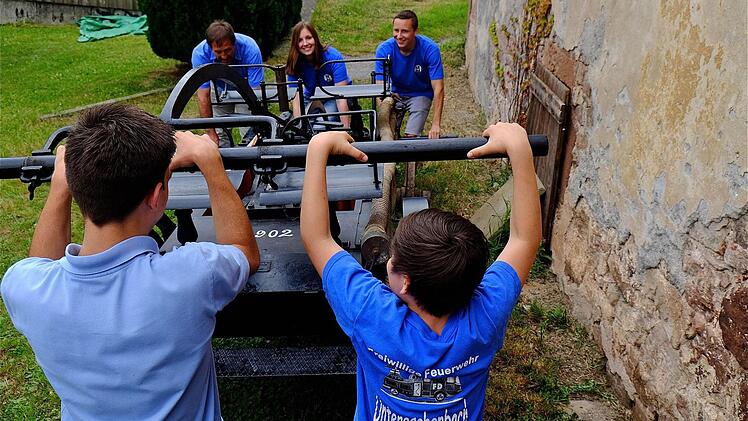 Da braucht es ordentlich Kraft: Die historische Saug- und Druckspritze von 1902. Fotos: Gerd Schaar
