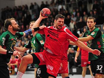 Der ist gefährlich: Unser Archivbild von 2010 zeigt Frank Eidam noch im Trikot des HSC Bad Neustadt im Spiel gegen Köthen. Von seinen Qualitäten profitiert mittlerweile der TV Gelnhausen.  Foto: Anand Anders