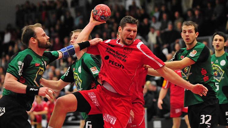 Der ist gefährlich: Unser Archivbild von 2010 zeigt Frank Eidam noch im Trikot des HSC Bad Neustadt im Spiel gegen Köthen. Von seinen Qualitäten profitiert mittlerweile der TV Gelnhausen.  Foto: Anand Anders