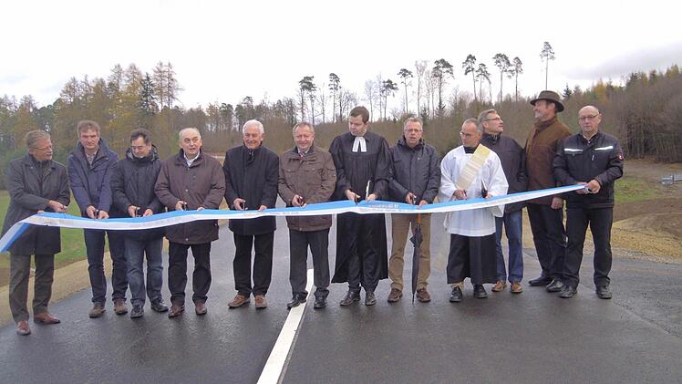 V.l.: Jürgen Dobler, Frank Schmitt, Andreas Fischer, Alfred Schrenk, Armin Stolz, Thomas Bold, Pfarrer Thomas Braun, Emil Müller, Diakon Horst Conze, Wilhelm Friedrich, Dieter Muth, Hubert Dorn. Foto: Julia Raab