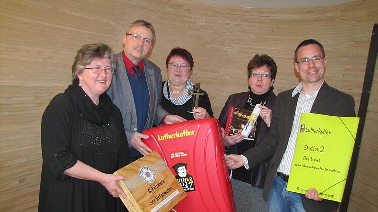 Ein Teil des Projektteams mit dem Lutherkoffer (von links): Pfarrerin Petra Stößlein, Pfarrer Dieter Stößlein, Christine Liebst, Hildegard Mogalle, Studienrat Tobias Narr. Foto: Martin Koch