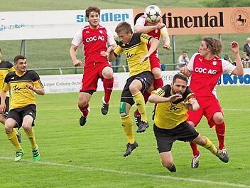 Bei der Erlbacher Ecke hatten die Frohnlacher Christian Beetz und Sinan Bulat (gelb) Glück das der Erlbacher Michael Schreiner (verdeckt hinter dem Ball) den Kopfball nicht richtig platzieren kann.  Foto: Heinrich Weiß