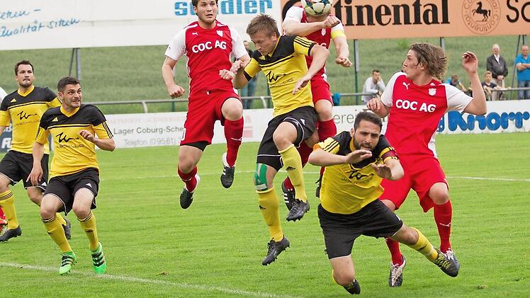 Bei der Erlbacher Ecke hatten die Frohnlacher Christian Beetz und Sinan Bulat (gelb) Glück das der Erlbacher Michael Schreiner (verdeckt hinter dem Ball) den Kopfball nicht richtig platzieren kann.  Foto: Heinrich Weiß