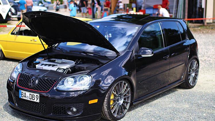 Beim Autotreffen in Aufseß präsentierten viele tuningverrückte Autoliebhaber, was sie alles aus ihrem Auto rausholen können. Fotos: Dominik Lippolt.