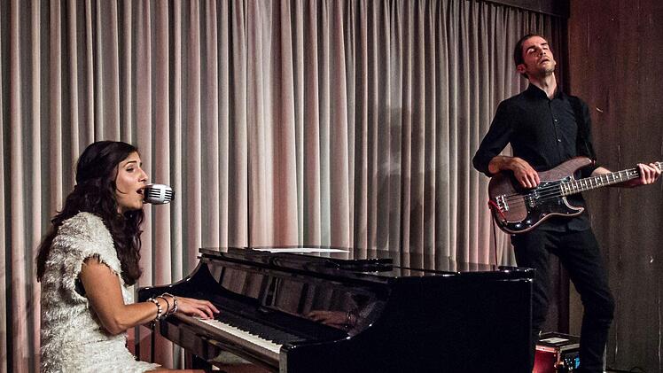 Ein Wiederhören mit der Singer-Songwriterin Ann Vriend gab es in Coburg. Am E-Bass begleitete Reid Thiel die Sängerin und Pianistin.Foto: Jochen Berger