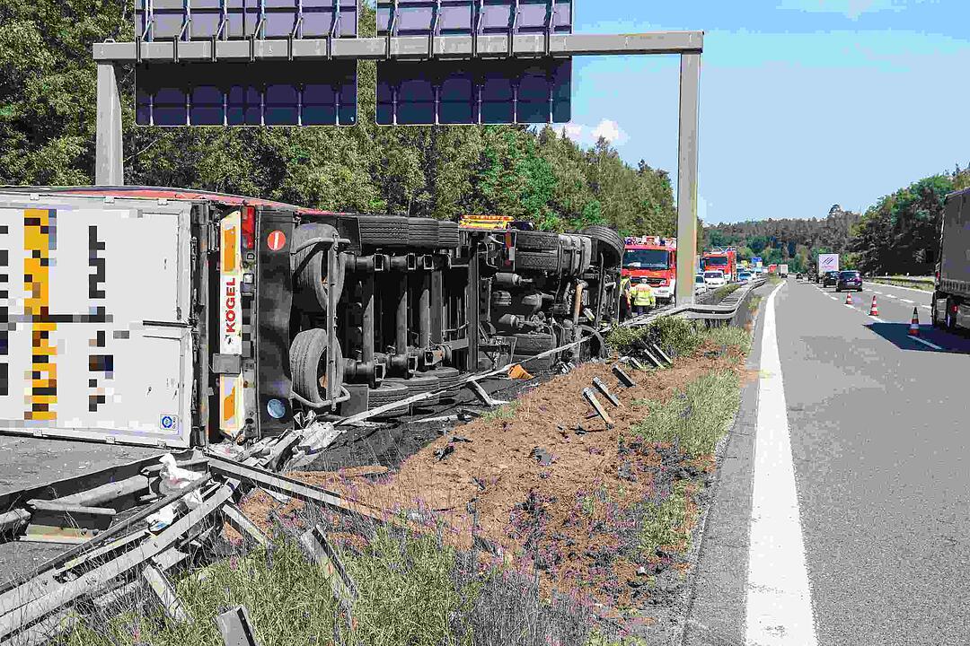 Reifen platzt: Lkw durchbricht auf A73 bei Bamberg Mittelleitplanke