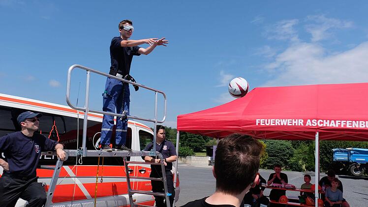 Zielwerfen vom hohen Gerüst aus. Foto: Gerd Schaar