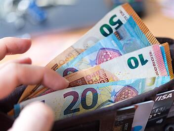 Fieser Diebstahl: Ein Trickdieb hat einem  85-Jährigen in Bamberg über 100 Euro  gestohlen, als er um Geld für den Einkaufswagen bat.  Symbolfoto: Monika Skolimowska/ZB/dpa