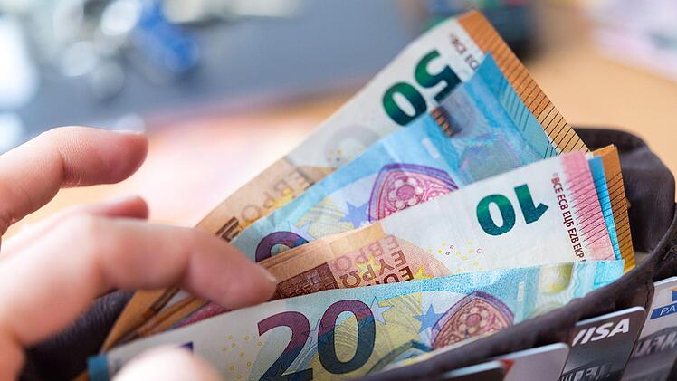 Fieser Diebstahl: Ein Trickdieb hat einem  85-Jährigen in Bamberg über 100 Euro  gestohlen, als er um Geld für den Einkaufswagen bat.  Symbolfoto: Monika Skolimowska/ZB/dpa