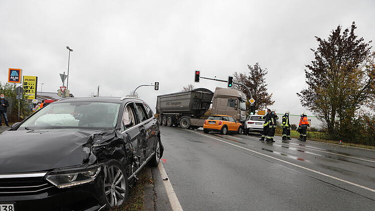 Verkehrsunfall mit vier Fahrzeugen: Mehrere Personen leicht verletzt
