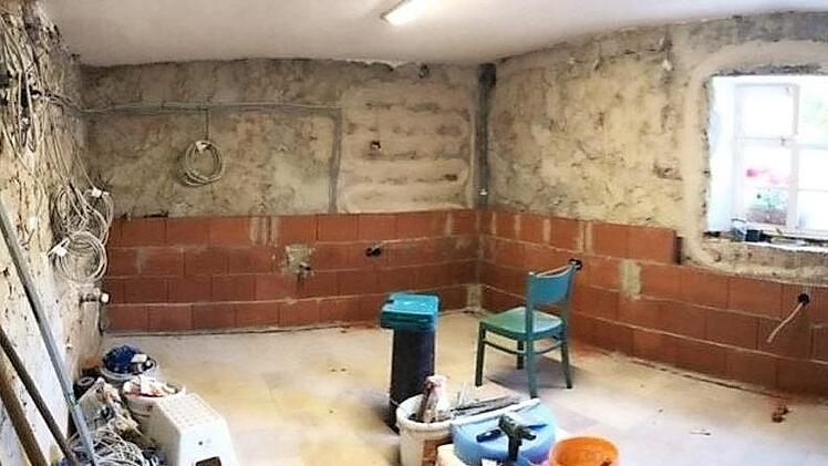 Vor dem Einbau der neuen wurde die alte Küche komplett entkernt und in den Wänden Heizrohre verlegt.  Foto: Dorfgemeinschaft Hirtenhaus