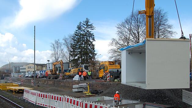 Ein Autokran hob die Fertigteile f&uuml;r das neue Geb&auml;ude am Bahnhof auf ihre Pl&auml;tze.