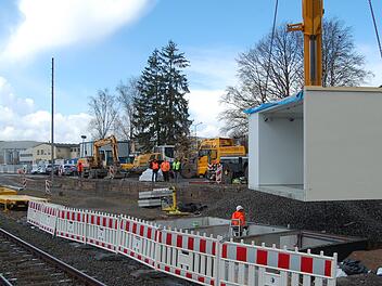Ein Autokran hob die Fertigteile für das neue Gebäude am Bahnhof auf ihre Plätze.