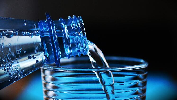 Über PET-Trinkflaschen können wir Mikroplastik beim Trinken aufnehmen.