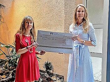 Julia Groppweis vom Verein „Maxit hilft“ (rechts) und Stellvertretende Schulleiterin Carolin Hartmann, Grundschule Kasendorf (links), bei der Spendenübergabe.
