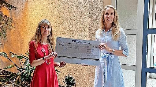 Julia Groppweis vom Verein „Maxit hilft“ (rechts) und Stellvertretende Schulleiterin Carolin Hartmann, Grundschule Kasendorf (links), bei der Spendenübergabe.