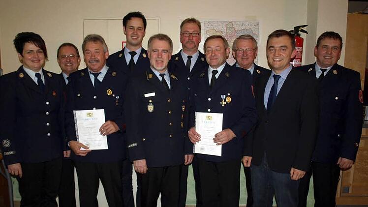 Für 40 Jahre Dienst erhielten Werner Stumpf (3. v. l.) und Werner Brehm (4. v.r.) das staatliche Ehrenkreuz in Gold, Ludwig Gleich (3. v.r.) wurde für 50 Jahre bei der Feuerwehr geehrt und Kommandant Ralf Fischer (5. v r.) erhielt das Ehrenkreuz in Silber des Kreisfeuerwehrverbands. Mit im Bild (von links): 2. Kommandantin Ute Engelhard-Gleich,  Vorsitzender Dietmar Wiedel, Zweiter  Vorsitzender Sebastian Wolf, Kreisbrandrat Joachim Ranzenberger, Zweiter  Bürgermeister Jens Korn und Kreisbran...
