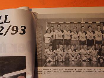 Elzbieta Flohr trainierte vor rund 20 Jahren unter ihrem Mädchennamen Czajka die Männer des TSV Mainbernheim (Bild aus dem Handball-Journal 1992/93). Mit dabei auch ihr jetziger Ehemann Erwin Flohr. Ab 1. Juli betreut sie erneut die TSV-Herren, die mittlerweile eine Spielgemeinschaft mit der TG Kitzingen eingegangen sind. Foto: Gerd Ludwig
