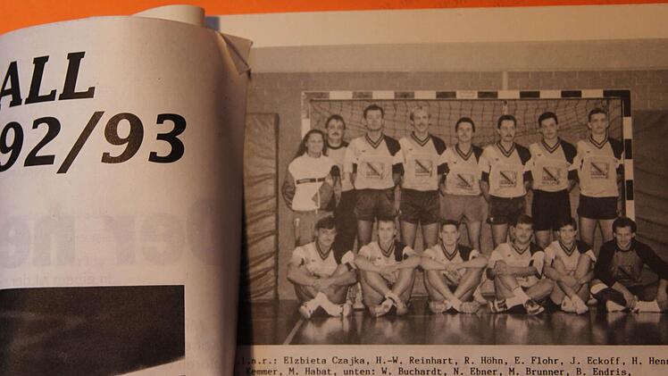 Elzbieta Flohr trainierte vor rund 20 Jahren unter ihrem Mädchennamen Czajka die Männer des TSV Mainbernheim (Bild aus dem Handball-Journal 1992/93). Mit dabei auch ihr jetziger Ehemann Erwin Flohr. Ab 1. Juli betreut sie erneut die TSV-Herren, die mittlerweile eine Spielgemeinschaft mit der TG Kitzingen eingegangen sind. Foto: Gerd Ludwig