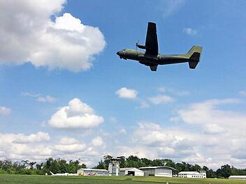 Eine Transall am gestrigen Freitag über dem Flugplatz Brandensteinsebene. Die Bundeswehr übt hier gern das Landen auf kurzen Pisten. Eine zivile Transall dürfte hier jedoch nicht landen - auch, wenn die Landebahn dafür ausreicht. Foto: Michael Busch