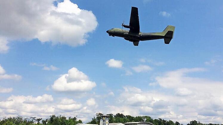 Eine Transall am gestrigen Freitag über dem Flugplatz Brandensteinsebene. Die Bundeswehr übt hier gern das Landen auf kurzen Pisten. Eine zivile Transall dürfte hier jedoch nicht landen - auch, wenn die Landebahn dafür ausreicht. Foto: Michael Busch