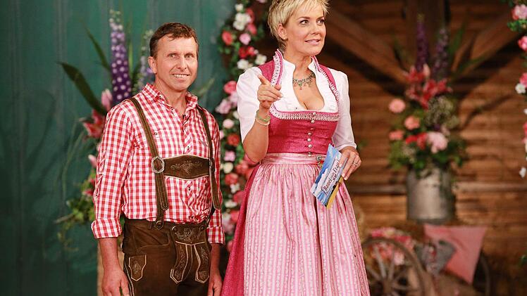 Inka Bause begrüßt auf dem Scheunenfest Gottfried, den munteren Milchbauern.