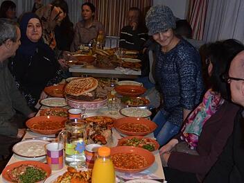 Was Syrer so unter einem "kleinen Imbiss" verstehen. Fotos: Rainer Lutz