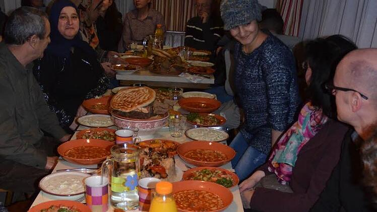 Was Syrer so unter einem "kleinen Imbiss" verstehen. Fotos: Rainer Lutz