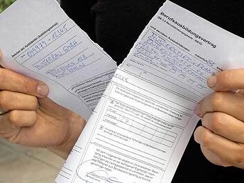 Nicht gleich aufgeben: Immer mehr Jugendliche brechen die Ausbildung ab. Doch wer unzufrieden ist, sollte nicht gleich das Handtuch werfen, in Coburg bieten die Industrie- und Handelskammer und die Volkshochschule gemeinsam Hilfe an. Foto: Jens Schierenbeck