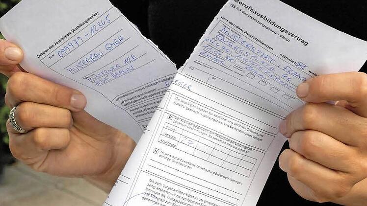 Nicht gleich aufgeben: Immer mehr Jugendliche brechen die Ausbildung ab. Doch wer unzufrieden ist, sollte nicht gleich das Handtuch werfen, in Coburg bieten die Industrie- und Handelskammer und die Volkshochschule gemeinsam Hilfe an. Foto: Jens Schierenbeck