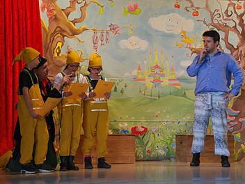 Mit ihrer Inszenierung zum Mitmachen der "Zauberflöte" gelang es den Akteuren der "Kölner Opernkiste" scheinbar mühelos, das Publikum zu begeistern. Eine hinreißende Inszenierung, bei der Danil Danzov, Luisa Ledermann und Lea Bömmel als "die drei Knaben" ihre Premiere als Opernschauspieler gaben. Foto: Manfred Mellenthin