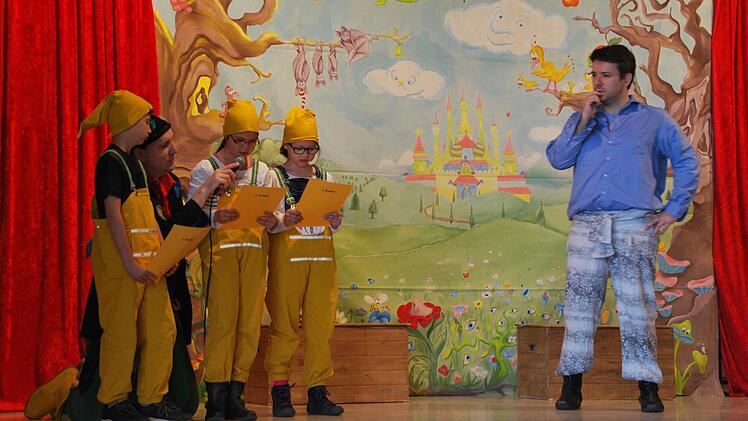 Mit ihrer Inszenierung zum Mitmachen der "Zauberflöte" gelang es den Akteuren der "Kölner Opernkiste" scheinbar mühelos, das Publikum zu begeistern. Eine hinreißende Inszenierung, bei der Danil Danzov, Luisa Ledermann und Lea Bömmel als "die drei Knaben" ihre Premiere als Opernschauspieler gaben. Foto: Manfred Mellenthin