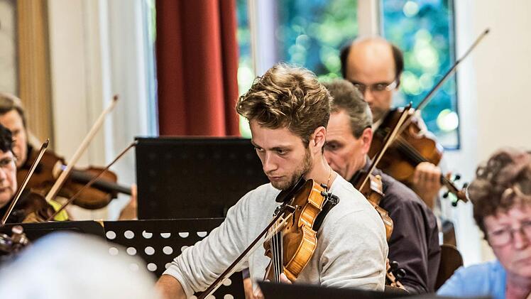 Intensiv bereitet sich das Orchester der "Musikfreunde Neustadt" auf sein Open-Air-Konzert am Sonntag (3. Juli) im Freibad vor.Foto: Jochen Berger