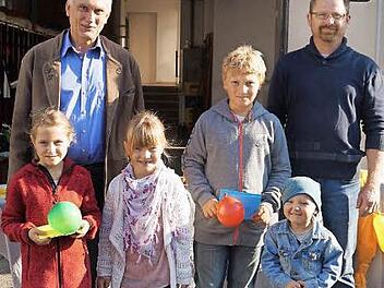 Strahlende Gesichter bei den Preisträgern des Luftballonwettbewerbs, der zur Spielplatzeinweihung in Roßstadt ausgetragen wurde. Werner Lang (links) und Uwe Pappenheimer verteilten Gutscheine.  Foto: sw