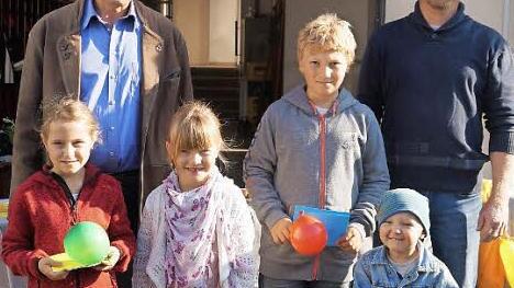 Strahlende Gesichter bei den Preisträgern des Luftballonwettbewerbs, der zur Spielplatzeinweihung in Roßstadt ausgetragen wurde. Werner Lang (links) und Uwe Pappenheimer verteilten Gutscheine.  Foto: sw