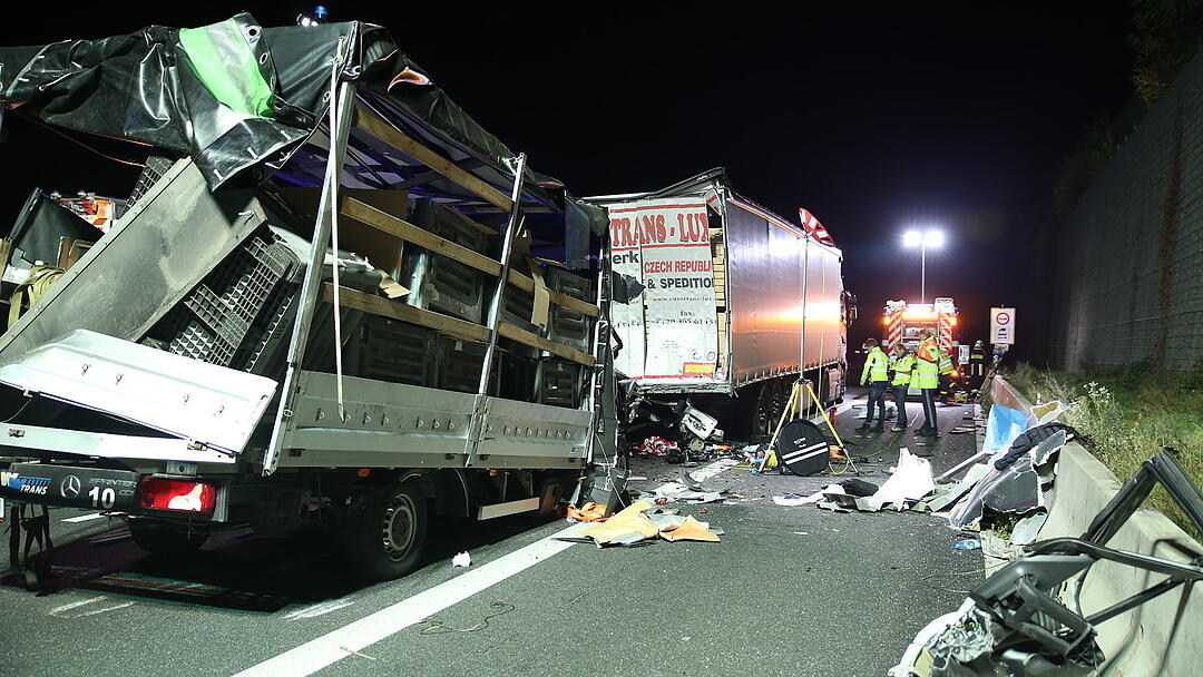 Kleintransporter rast in Lkw: Fahrer tödlich verletzt