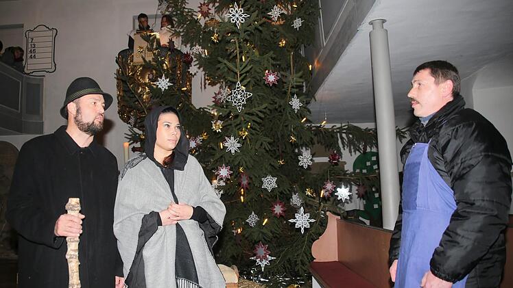 Ein Krippenspiel von Erwachsenen präsentierte am Heiligen Abend die Kirchengemeinde Heilgersdorf. Hier blitzen Maria (Eva Lotte Braunreuther) und Josef (Ullrich Schmidt) auf der Suche nach einer Herberge bei Wirt Otto Vetter (rechts) ab. Foto: Bettina Knauth