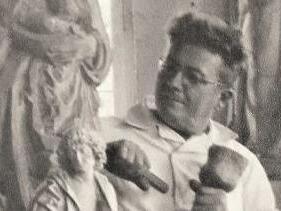 Holzbildhauer Josef Kirchner bei der Arbeit in seiner Hausener Werkstatt. Repro: Sigismund von Dobschütz