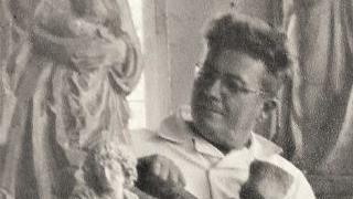 Holzbildhauer Josef Kirchner bei der Arbeit in seiner Hausener Werkstatt. Repro: Sigismund von Dobschütz