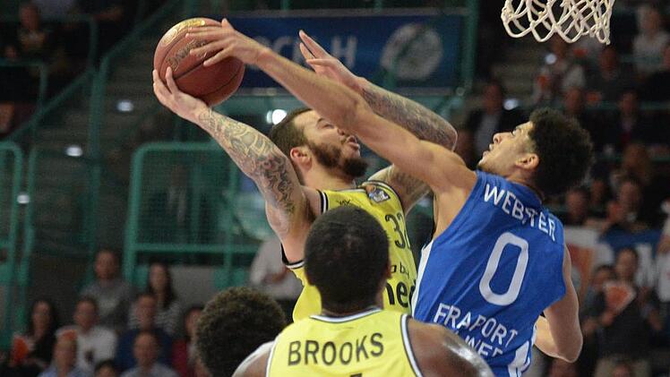 Der Bayreuther Gabe York (am Ball, gegen Tai Webster) drehte zusammen mit James Robinson in der Schlussphase gegen die Skyliners Frankfurt auf.  Foto: Peter Mularczyk