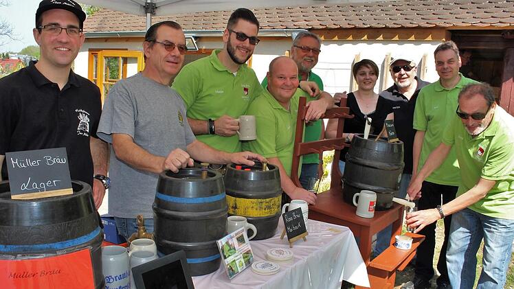 Hobbybrauer stellten ihre hausgemachten Erzeugnisse vor. Davon konnte sich auch Bierkönigin Dorothea Ruß überzeugen.