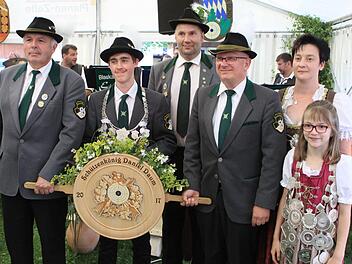 Das Tschirner Königshaus mit (v.l.), 1. Ritter Josef Rosenbaum, Schützenkönig Philipp Rosenbaum, Sportleiter Klaus Daum, 2. Ritter Klaus Böhnlein, der Damenkönigin Tatjana Daum und Jungschützenkönigin Lea Punzelt.