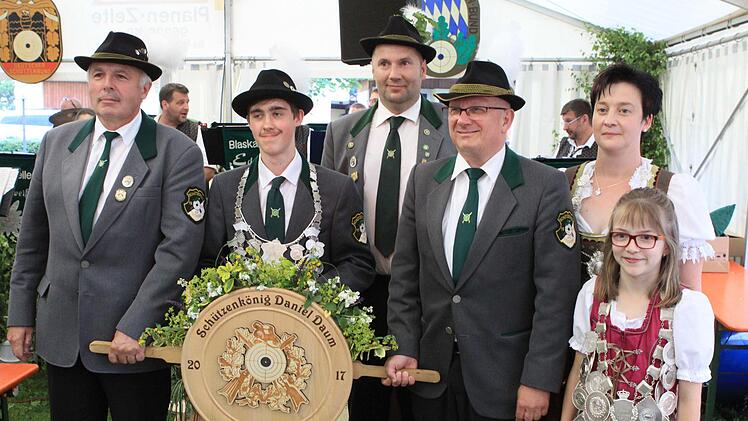 Das Tschirner Königshaus mit (v.l.), 1. Ritter Josef Rosenbaum, Schützenkönig Philipp Rosenbaum, Sportleiter Klaus Daum, 2. Ritter Klaus Böhnlein, der Damenkönigin Tatjana Daum und Jungschützenkönigin Lea Punzelt.