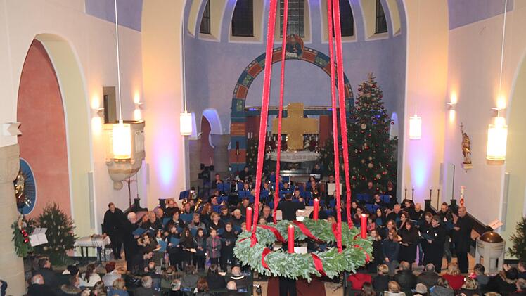 Blick von oben auf den Chor Foto: Johanna Blum