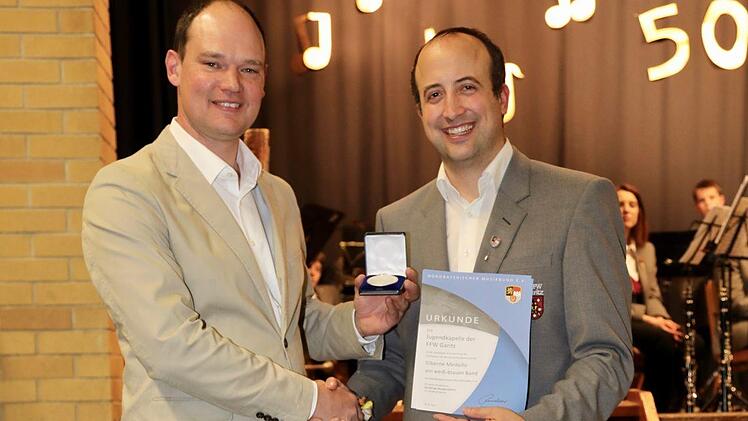 Fabian Schopf wurde dafür geehrt, dass er seit  knapp zwölf Jahren Verantwortung als Vorsitzender übernimmt. Foto: Heiko Grappendorf.
